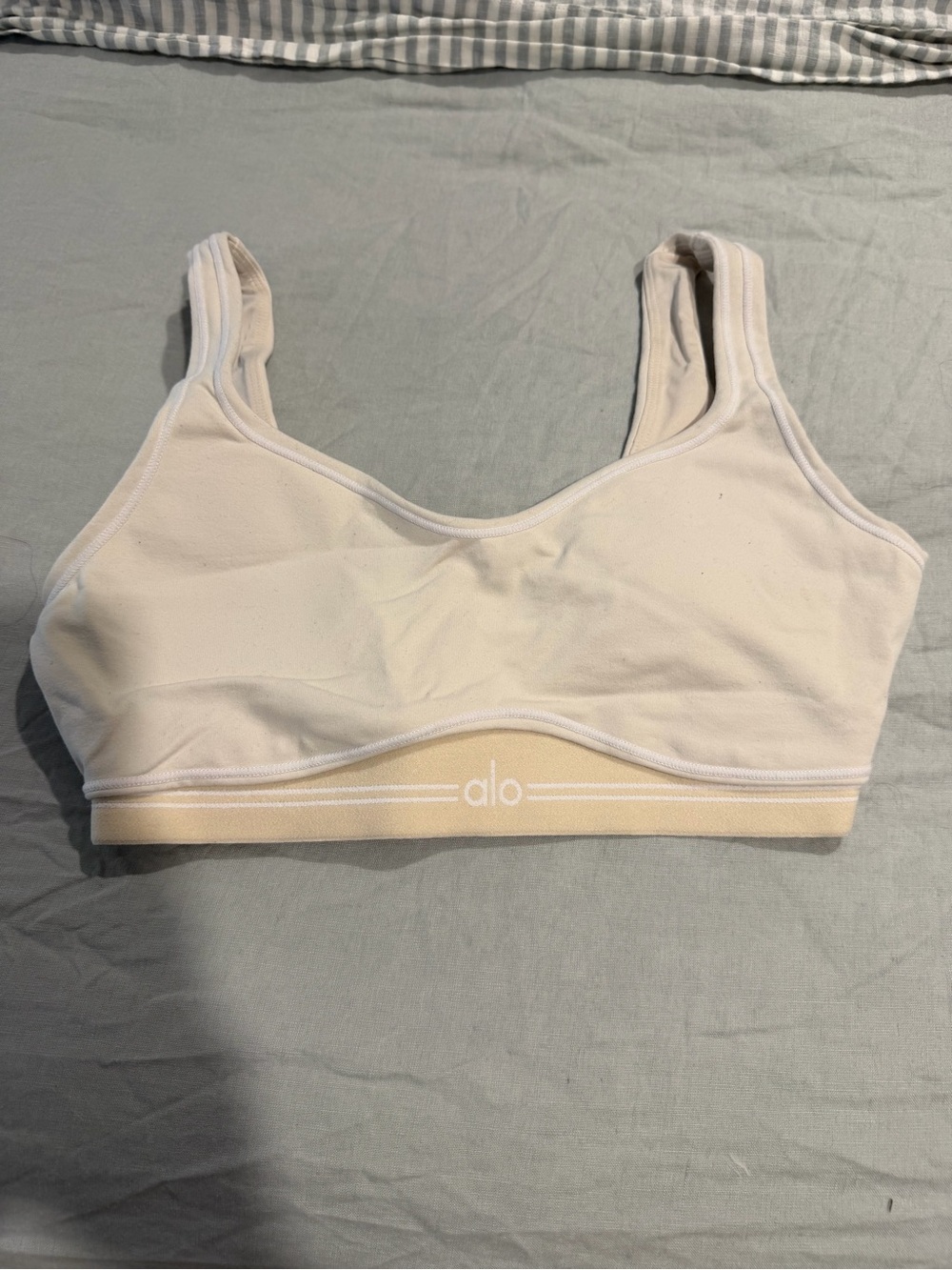ALO Heartthrob sports bra - Oat Milk - Picture 3 of 4